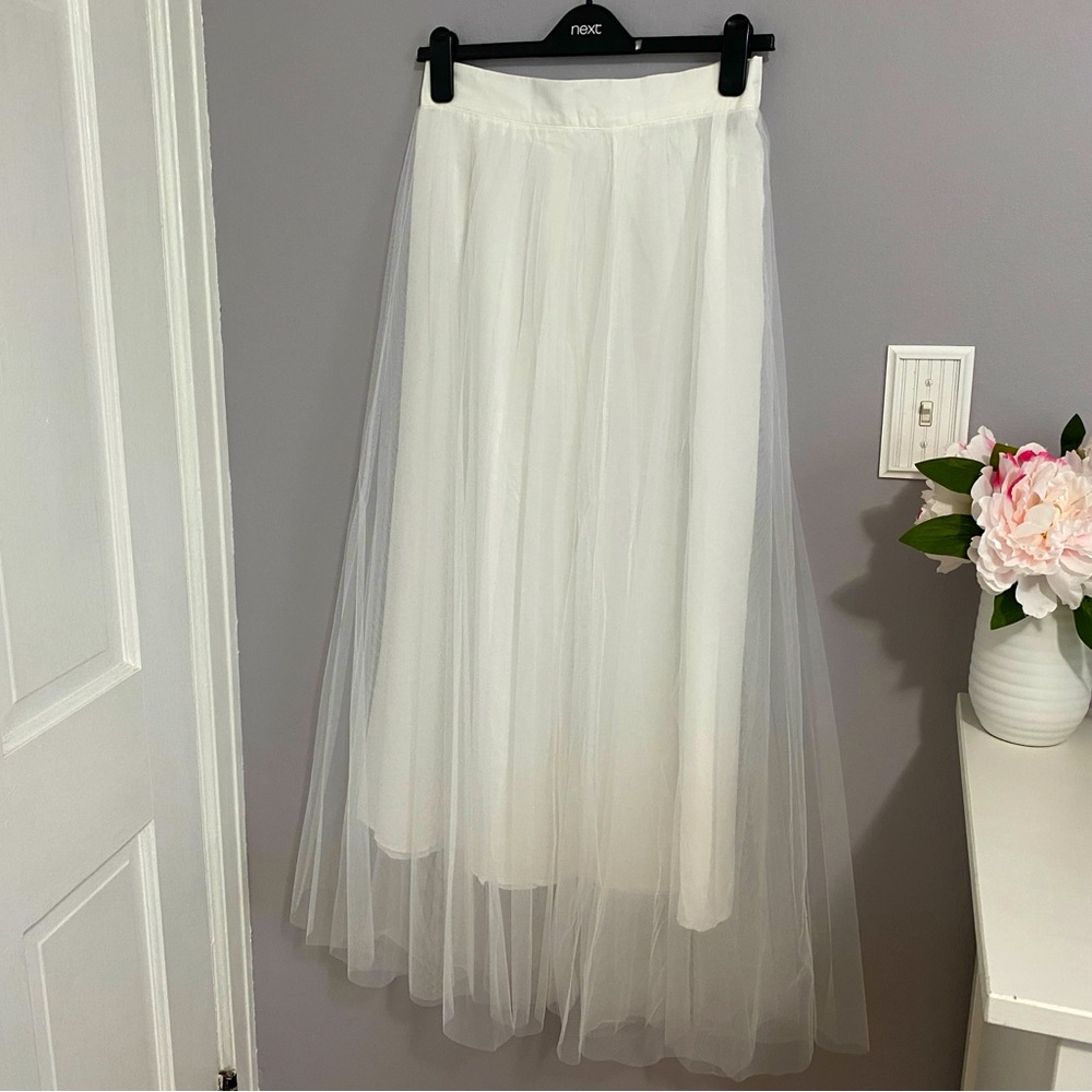A beautiful white skirt - size 6